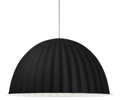 Schwarze Under The Bell Pendelleuchte von Muuto mit gerippter Oberfläche und weißem Innenraum.